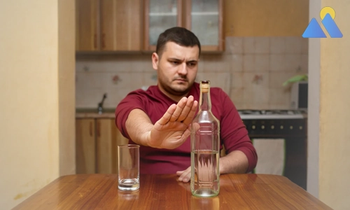 Мужчина решительно отказывается от алкоголя